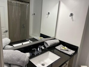 Sèche-cheveux, serviettes fournies, savon, papier toilette
