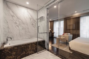 Shower, hair dryer, bidet, towels