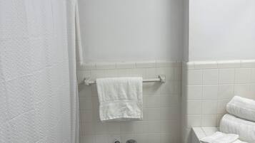 Secadora de cabello, toallas, jabón, papel de baño