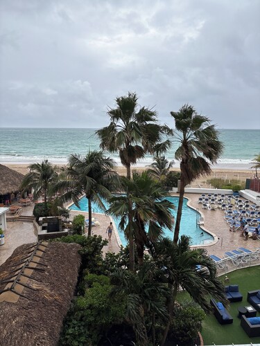 1. Direct ocean view with balcony. Wonderful and unique view.Beach Tiki bar