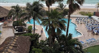 1. Direct ocean view with balcony. Wonderful and unique view.Beach Tiki bar