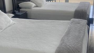 1 dormitorio, tabla de planchar con plancha, wifi y ropa de cama