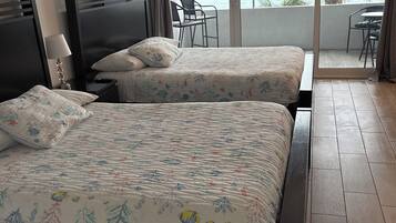 1 dormitorio, tabla de planchar con plancha, wifi y ropa de cama