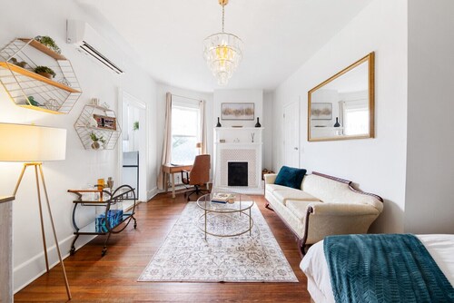 Historic Suite Near Mercer & Downtown