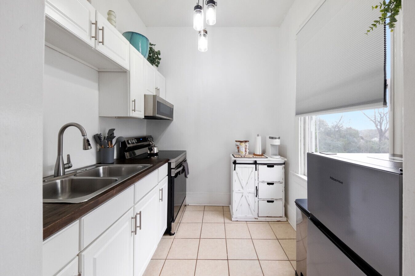 Microondas, parrilla de estufa, cafetera y tetera y tostadora 