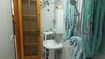 Secador de cabelo, bidê, toalhas de banho, papel higiênico