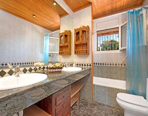 Villa | Bathroom - Villa in Lloret de Mar With Private Pool (Lloret de Mar)