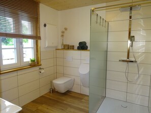 Shower, hair dryer, towels, toilet paper - Vacation home in Swedish style (Winklarn)