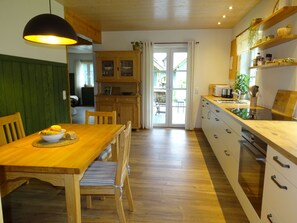 Réfrigérateur, micro-ondes, plaque de cuisson, lave-vaisselle