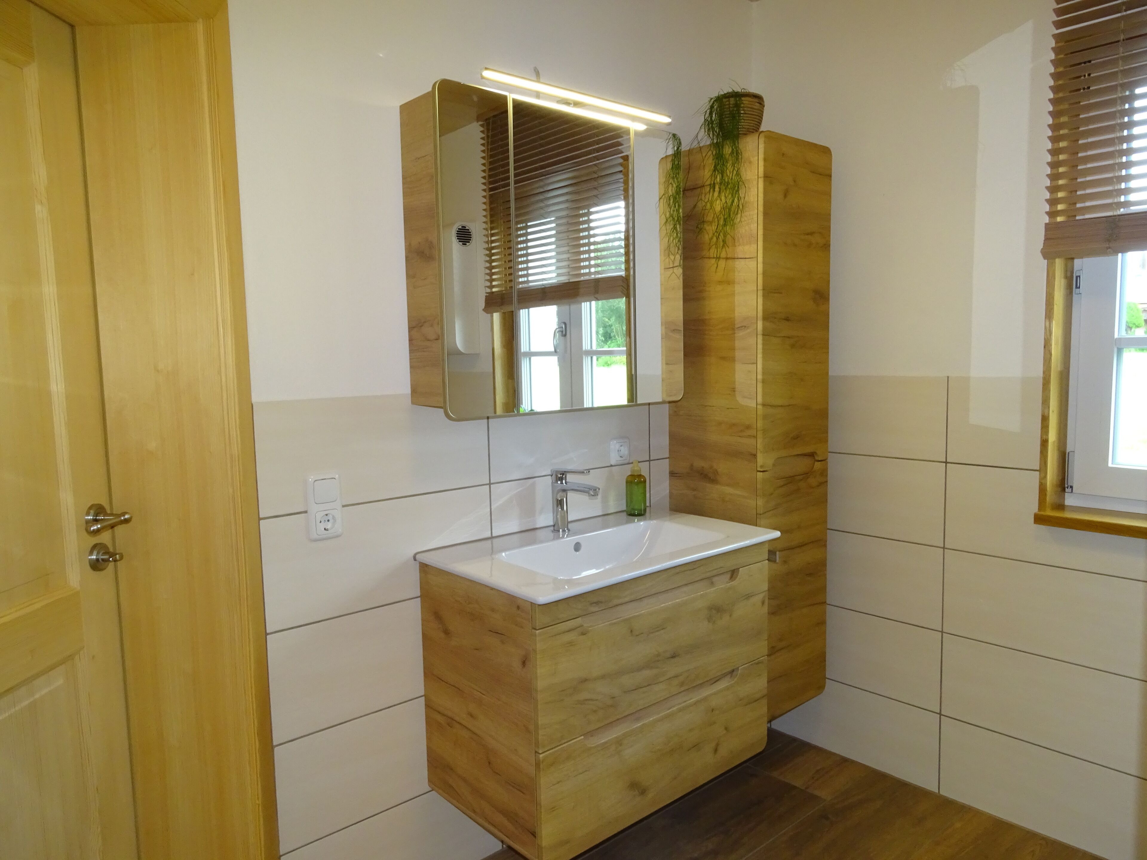 Douche, sèche-cheveux, serviettes fournies, papier toilette