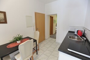 Dining - City apartment 2 - Located right next to the pedestrian zone and Brühl Palace Park (Brühl)