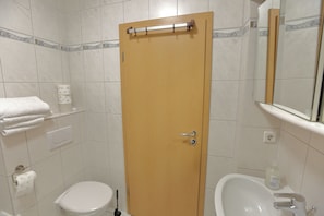 Haartrockner, HandtĂŒcher, Seife, Toilettenpapier