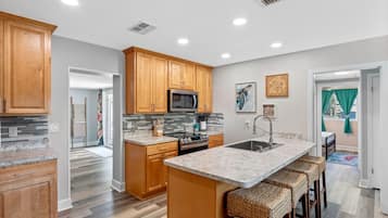 Fridge, microwave, stovetop, dishwasher