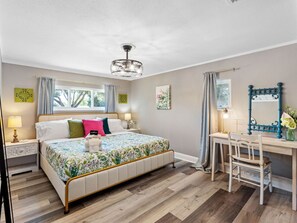 3 habitaciones, escritorio y tabla de planchar con plancha 