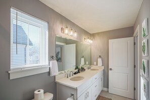 Shower, hair dryer, towels, soap - Spacious 4 BR, 3BA Home Near Case Western, University Circle & Cleveland Clinic  (Cleveland)