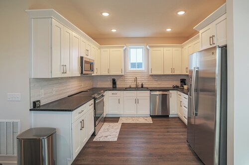 Spacious 4 BR, 3BA Home Near Case Western, University Circle & Cleveland Clinic 