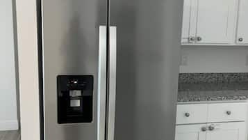 Full-sized fridge, microwave, oven, stovetop