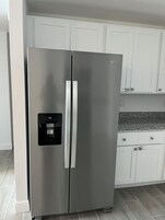 Full-size fridge, microwave, oven, stovetop