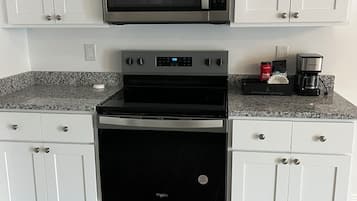 Full-sized fridge, microwave, oven, stovetop