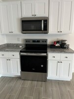 Full-size fridge, microwave, oven, stovetop