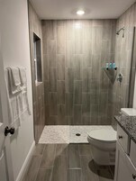 Bañera, artículos de tocador gratuitos, toallas, jabón