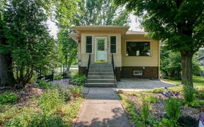 Exterior - Charming Underhill 2-bedroom cabin in lovely Center City with lake access. (Center City)
