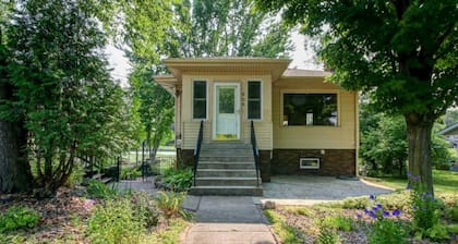 Charming Underhill 2-bedroom cabin in lovely Center City with lake access.