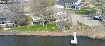 Charming Underhill 2-bedroom cabin in lovely Center City with lake access.