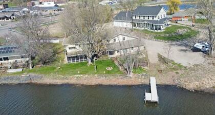 Charming Underhill 2-bedroom cabin in lovely Center City with lake access.