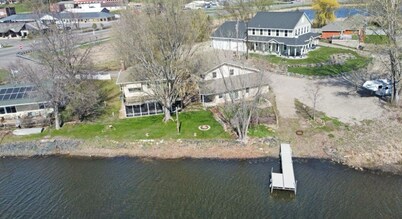 Charming Underhill 2-bedroom cabin in lovely Center City with lake access.