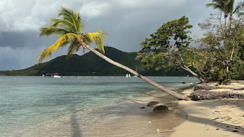 Beach nearby, sun-loungers, beach towels