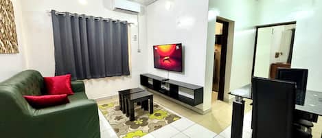 Appartement, 1 slaapkamer, niet-roken, balkon | Woonruimte | Een 43-inch smart-tv met digitale zenders en streamingdiensten