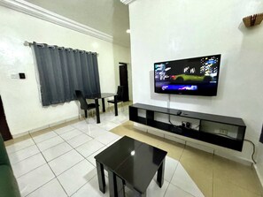 Apartamento, 1 habitación, no fumadores, balcón | Zona de estar | Smart TV de 43 pulgadas con canales digitales, servicios de streaming