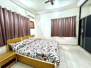 Desk, free WiFi - FURNISHED APARTMENTS Annex (Abuja)