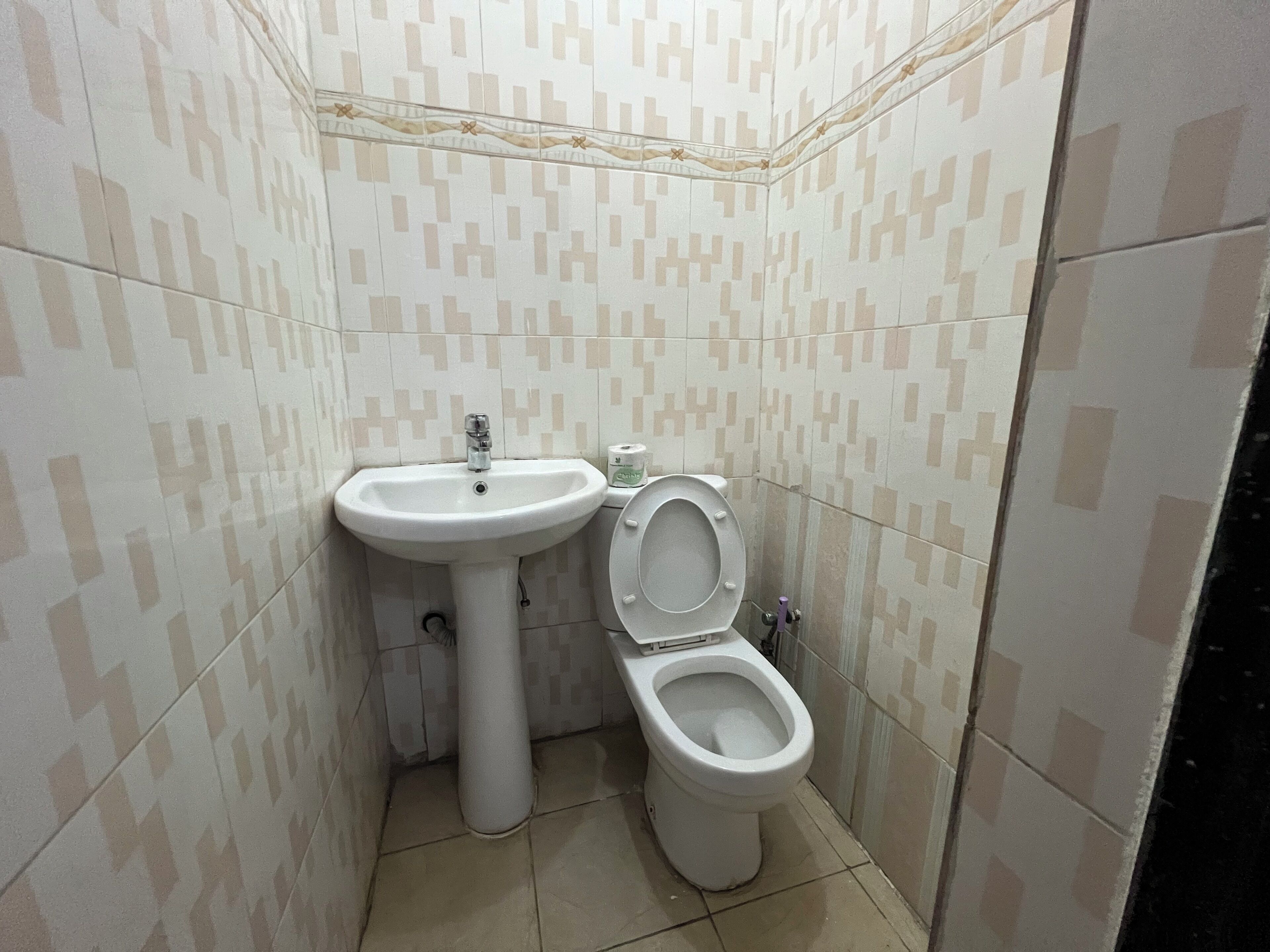 Un baño pequeño con lavamanos e inodoro.