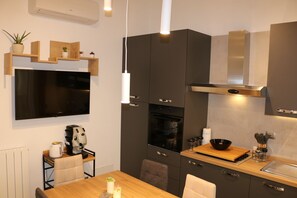 Frigorifero, microonde, forno, piano cottura