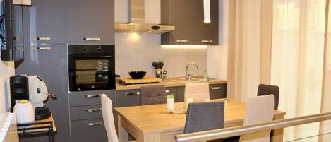 Een koelkast, een microgolfoven, een oven, een kookplaat