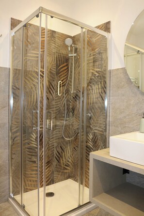 Bruser, hårtørrer, bidet, håndklæder