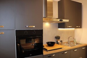 Een koelkast, een microgolfoven, een oven, een kookplaat