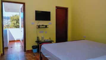 6 bedrooms, iron/ironing board, WiFi, bed sheets