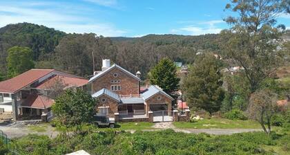 Spacious 6-bedroom villa in serene Kodaikanal with WiFi