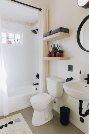 Sèche-cheveux, serviettes fournies, savon, papier toilette