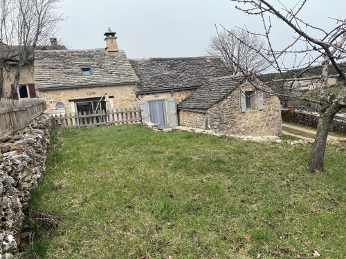 Belle maison caussenarde  sur le causse Méjean Lozère