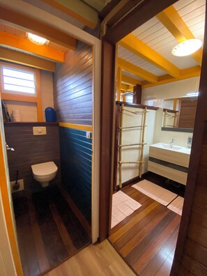 Shower, hair dryer, towels, toilet paper - VILLA DES OISEAUX near beach, surf spot, paragliding, ideal for family or friends! (Le Moule)