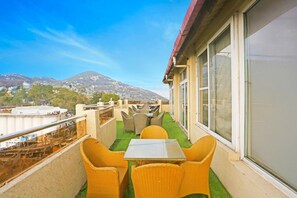 House | Outdoor dining - Stylish Room With Mesmerizing View Dharamshala (Dharamshala)