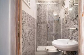 Comfort Double Room, City View | Bilik Mandi | Pancuran mandi, kelengkapan dandanan diri percuma, pengering rambut 