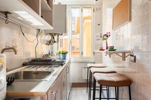 Frigobar, microondas, placa de cocina, cafetera/tetera