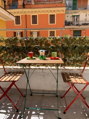 Caja de seguridad en la habitación y escritorio 