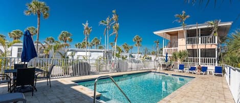 حمّام سباحة مُدفَّأ