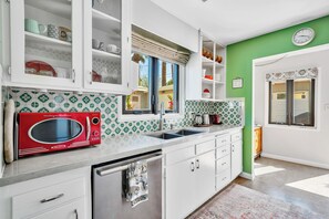 Réfrigérateur, four à micro-ondes, un four, surface de cuisson
